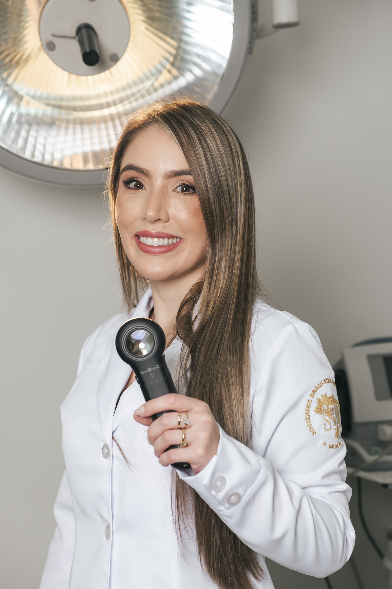 Dra. Isabela Silvério no consultório